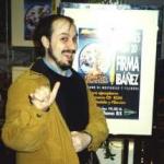 Emilio de Paz ante un cartel de Mortadelo y Filemón